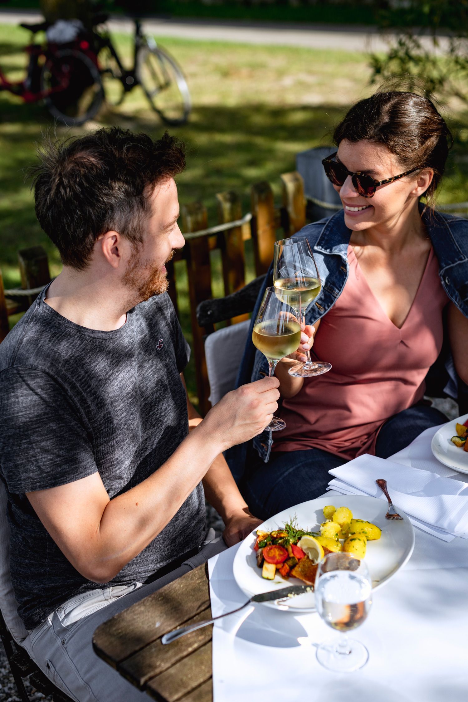 Guest garden directly on the Danube in the inn "Zum goldenen Anker", couple eating