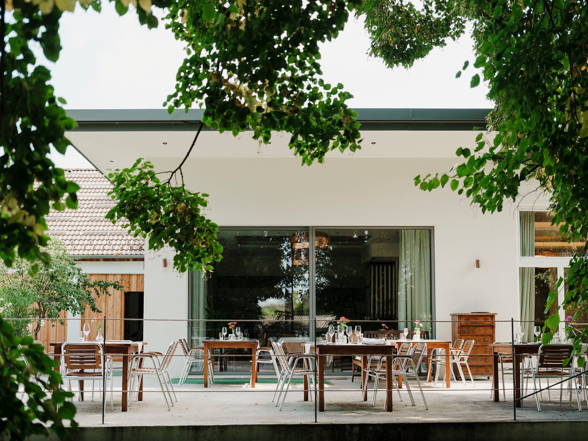 Umgeben von üppigem Grün und blühenden Pflanzen lädt die einladende Terrasse der Gastwirtschaft Neunläuf zum Verweilen ein. Hier genießen Besucher die frische Luft und die malerische Aussicht, während sie regionale Köstlichkeiten probieren. Ein perfekter Ort, um die Seele baumeln zu lassen und die Schönheit der Natur zu erleben.
