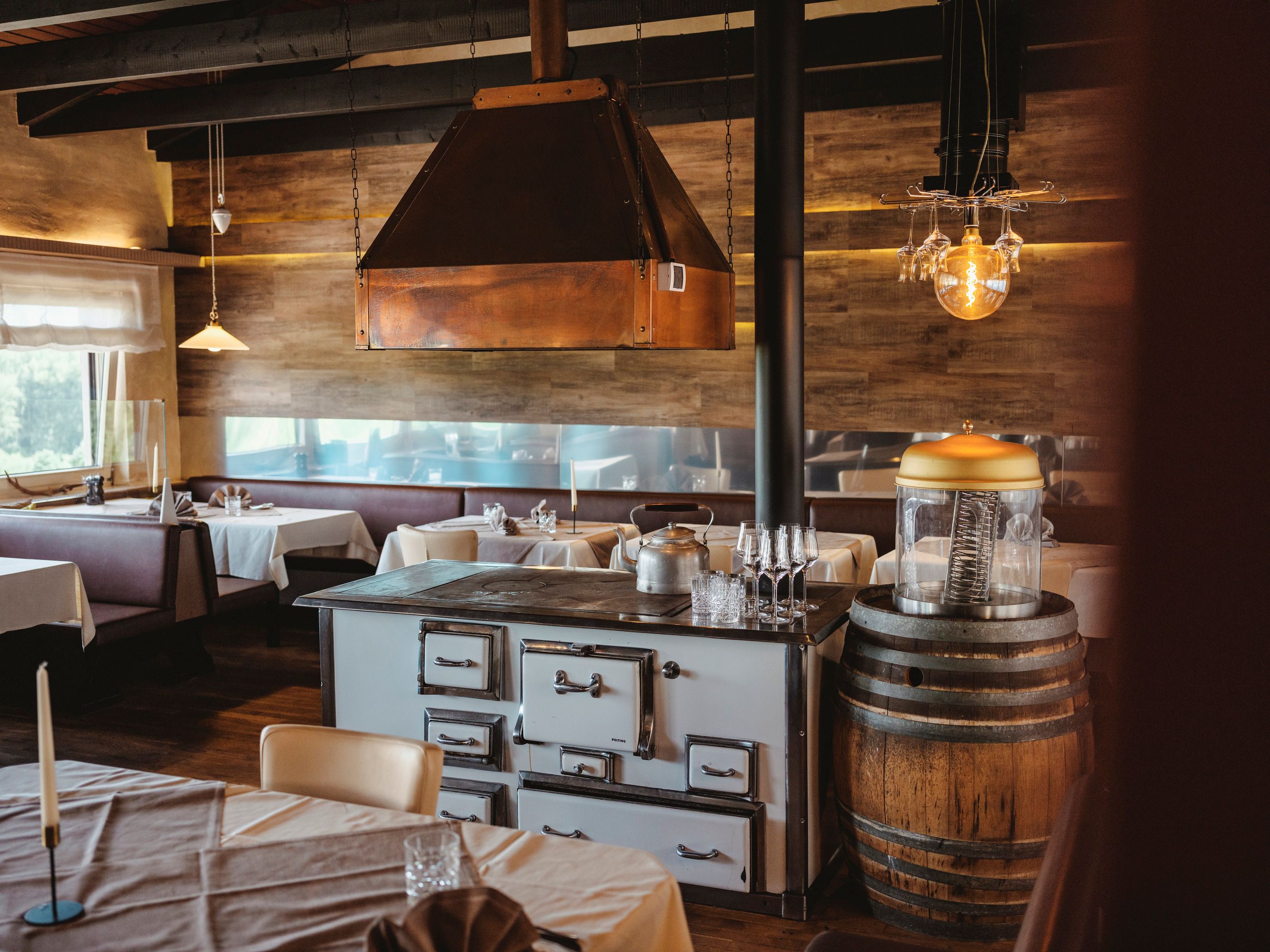 Gemütliches Restaurant mit rustikaler Einrichtung und Holzelementen.