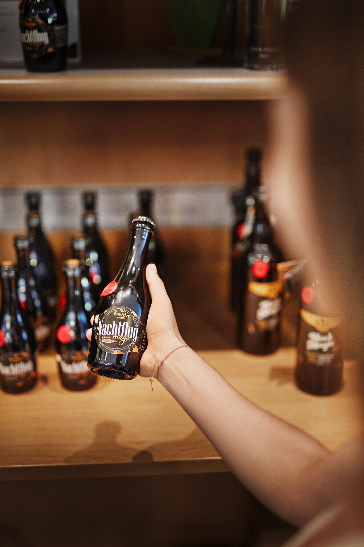 In der gemütlichen Atmosphäre des Biershops wird die Leidenschaft für kreatives Bier spürbar. Die handwerklich gebrauten Flaschen stehen bereit, um von Kennern und Neugierigen entdeckt zu werden. Ein Ort, an dem Genuss und Tradition aufeinandertreffen.