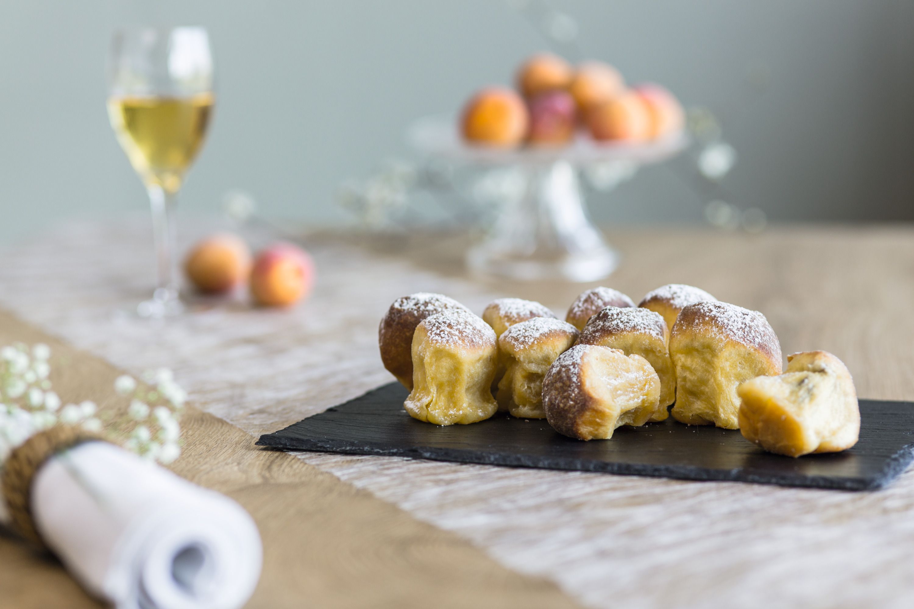 Buchteln mit Marillenfülle und Hollerkoch