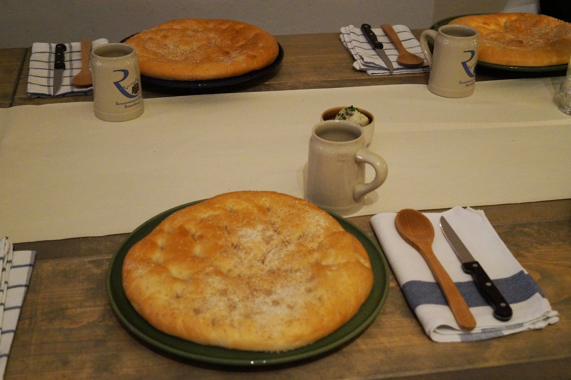 Gedeckter Tisch mit Brot, Krügen und Besteck auf Schloss Rosenburg.