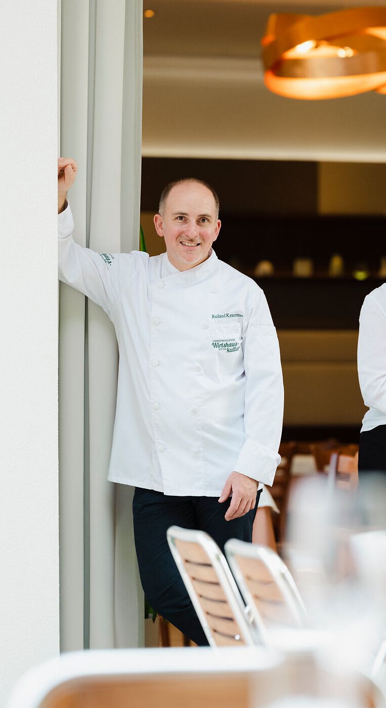 In der einladenden Atmosphäre der Gastwirtschaft Neunläuf stehen die Wirtleut bereit, um ihre Gäste mit regionalen Köstlichkeiten zu verwöhnen. Die harmonische Verbindung von Tradition und Gastfreundschaft schafft einen Ort, an dem man sich sofort wohlfühlt und die Seele baumeln lassen kann.