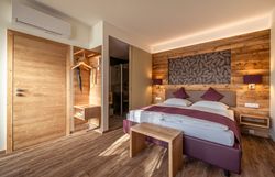 In einem einladenden Raum mit warmen Holztönen und sanftem Licht entfaltet sich eine Atmosphäre der Ruhe und Entspannung. Die geschmackvolle Einrichtung lädt dazu ein, die Seele baumeln zu lassen und die Schönheit der Umgebung zu genießen. Hier wird der Aufenthalt zu einem unvergesslichen Erlebnis inmitten der Natur.