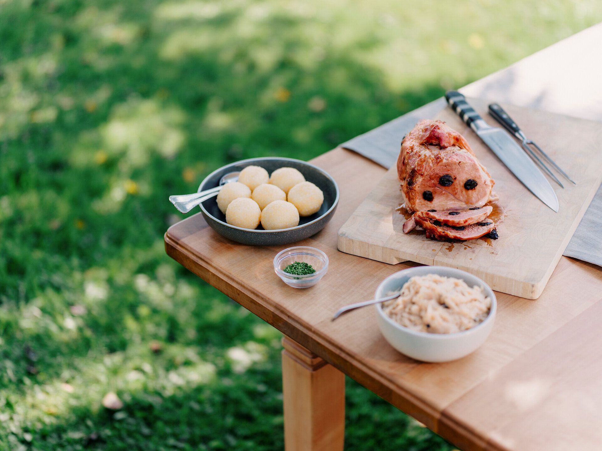 Genießen Sie die herzliche Gastfreundschaft inmitten der malerischen Landschaft des Mostviertels. Auf dem Tisch wartet ein köstliches Mostbratl, umgeben von traditionellen Beilagen, die den Geschmack der Region widerspiegeln. Ein perfekter Ort, um die Seele baumeln zu lassen und die kulinarischen Köstlichkeiten Niederösterreichs zu entdecken.