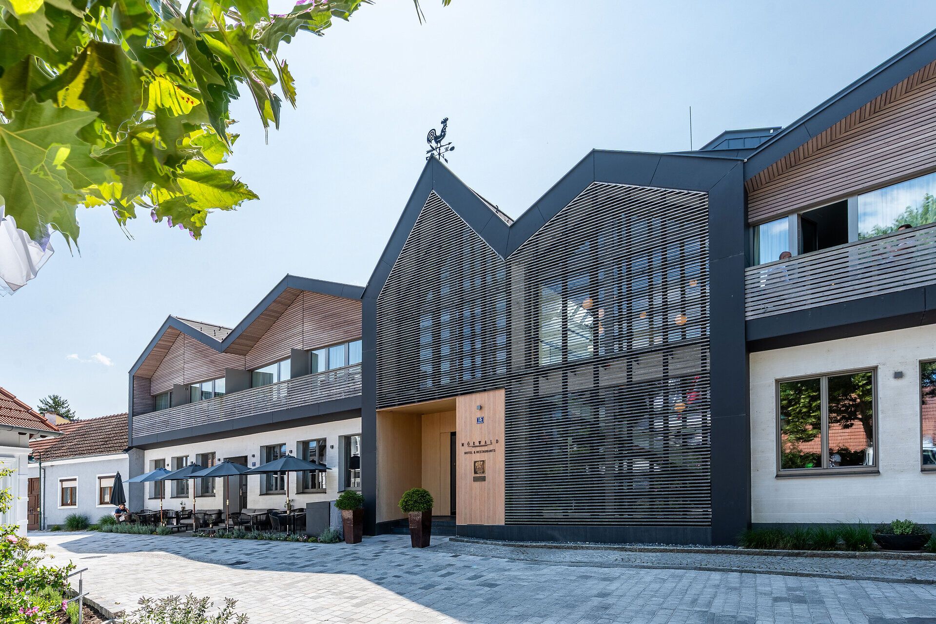 Außenansicht des Mörwald Relais & Châteaux Restaurants „Zur Traube“ in stilvollem Ambiente