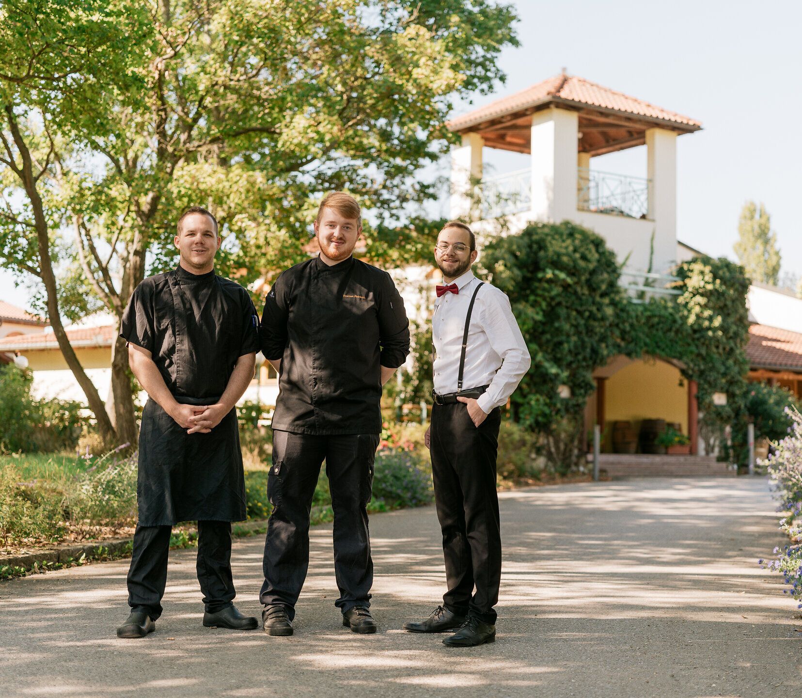 Inmitten der malerischen Landschaft von Tattendorf strahlen die drei charmanten Gastgeber eine herzliche Gastfreundschaft aus. Umgeben von üppigem Grün und blühenden Pflanzen lädt der Johanneshof Reinisch dazu ein, die kulinarischen Köstlichkeiten der Region zu genießen und unvergessliche Momente zu erleben.