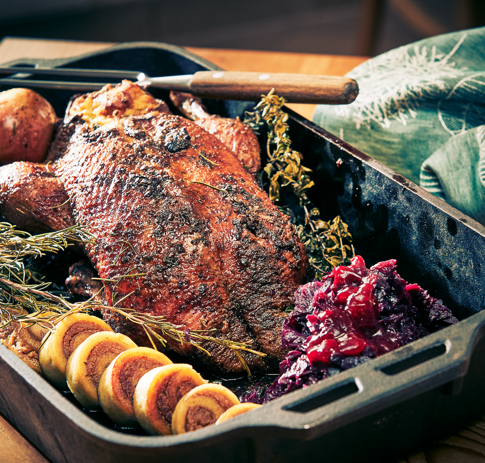 Ein köstliches Festmahl erwartet die Gäste in einem einladenden Wirtshaus, wo die Bauernente perfekt gebraten auf dem Tisch präsentiert wird. Umgeben von aromatischen Kräutern und Beilagen wie Apfel-Rotkraut und Maroni-Erdäpfel-Roulade, verspricht dieses Gericht ein unvergessliches Geschmackserlebnis. Die rustikale Atmosphäre lädt dazu ein, die kulinarischen Köstlichkeiten in vollen Zügen zu genießen.