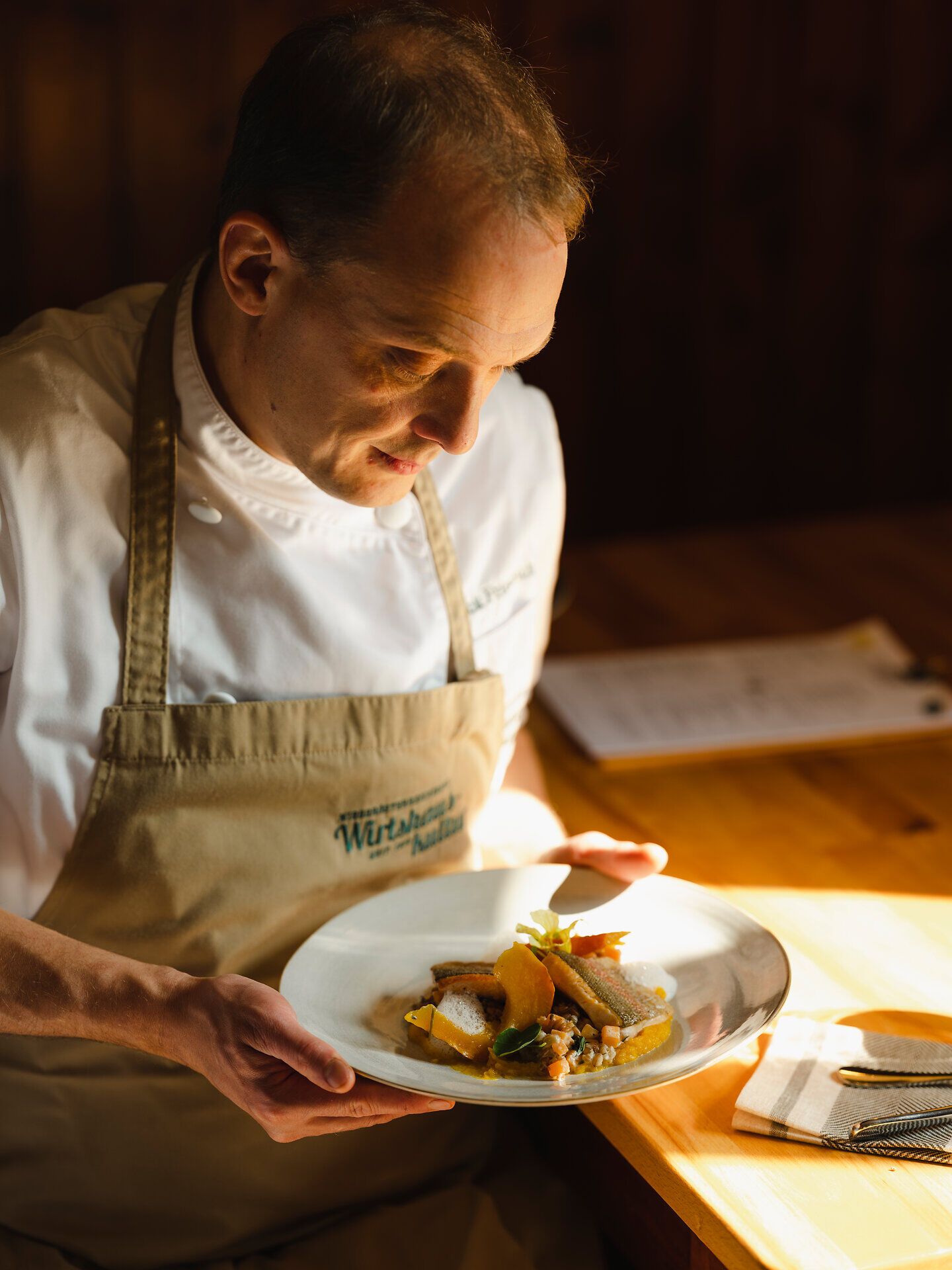 Ein kulinarisches Meisterwerk erwartet die Gäste im Gasthaus Figl. Das gebratene Lachsforellenfilet, begleitet von einem cremigen Kürbis-Emmerrisotto und zartem Hokkaido-Kürbis, verspricht ein Geschmackserlebnis der besonderen Art. Hier wird die Wirtshauskultur lebendig und lädt zum Genießen ein.