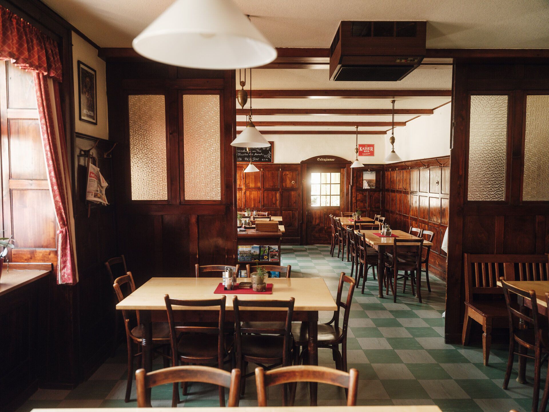 In der Gaststube des Wirtshaus Zum Goldenen Löwen in Maria Taferl im Nibelungengau