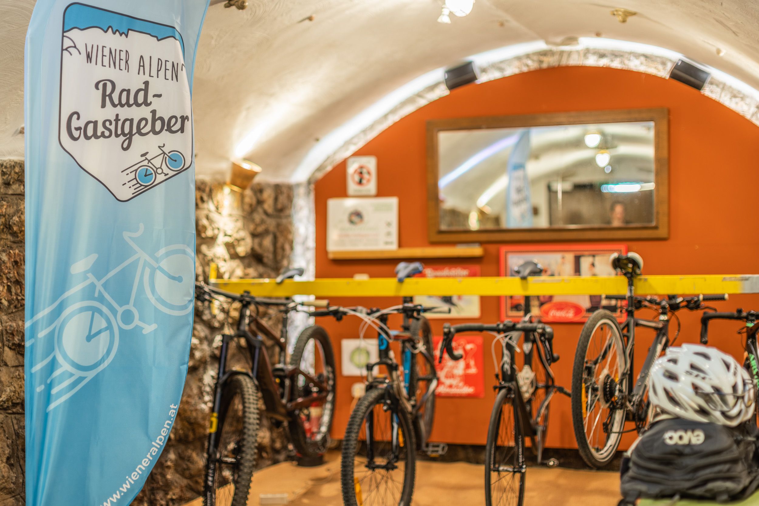 Fahrradgarage mit Fahrrädern und einem Banner der Wiener Alpen Rad-Gastgeber.