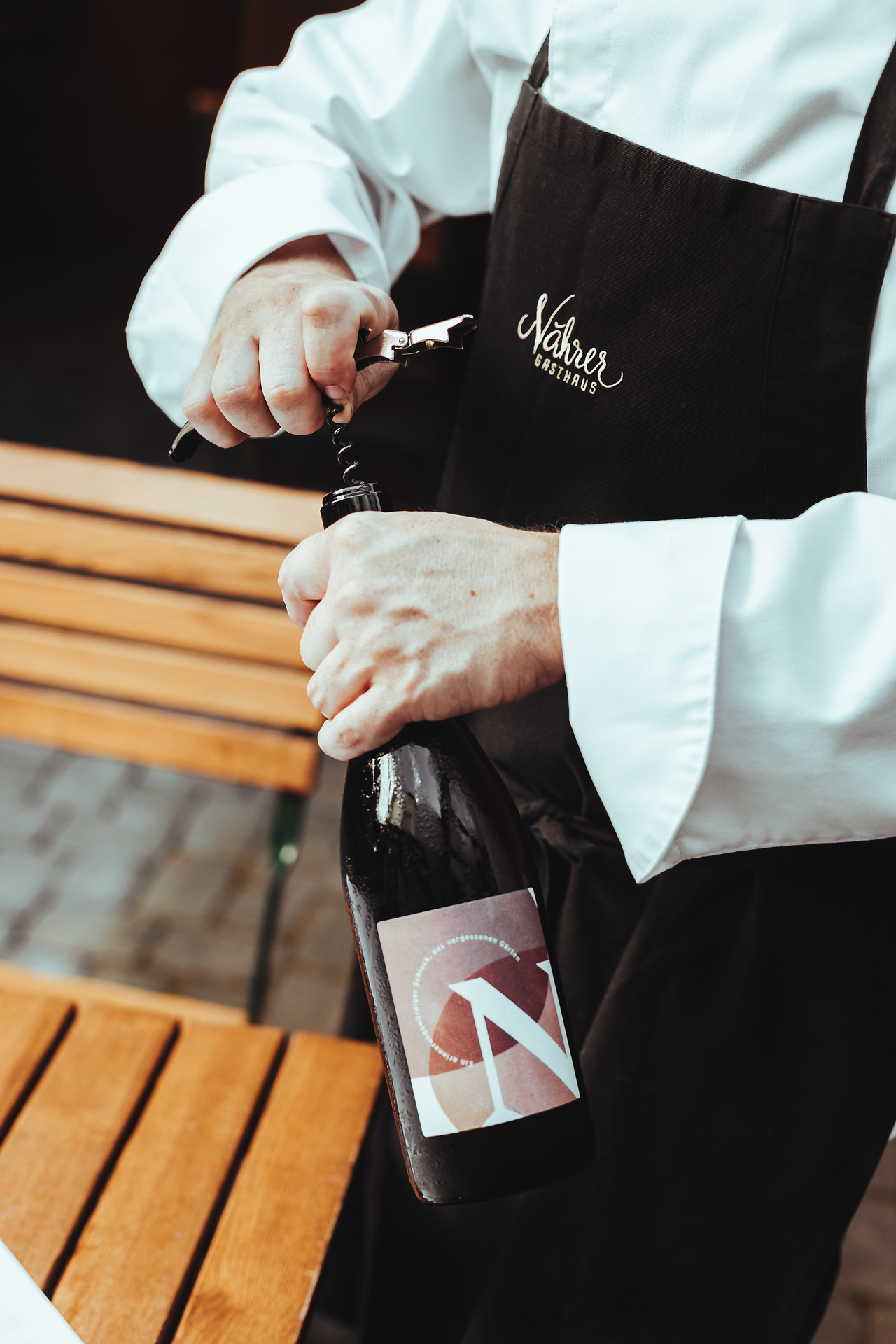 In der gemütlichen Atmosphäre des Gasthauses Nährer wird ein edler Wein entkorkt, der die Vorfreude auf einen genussvollen Abend weckt. Der Wirt, mit einem Lächeln auf den Lippen, bereitet sich darauf vor, die Gäste mit regionalen Köstlichkeiten zu verwöhnen. Hier im Mostviertel vereinen sich Tradition und Gastfreundschaft zu einem unvergesslichen Erlebnis.