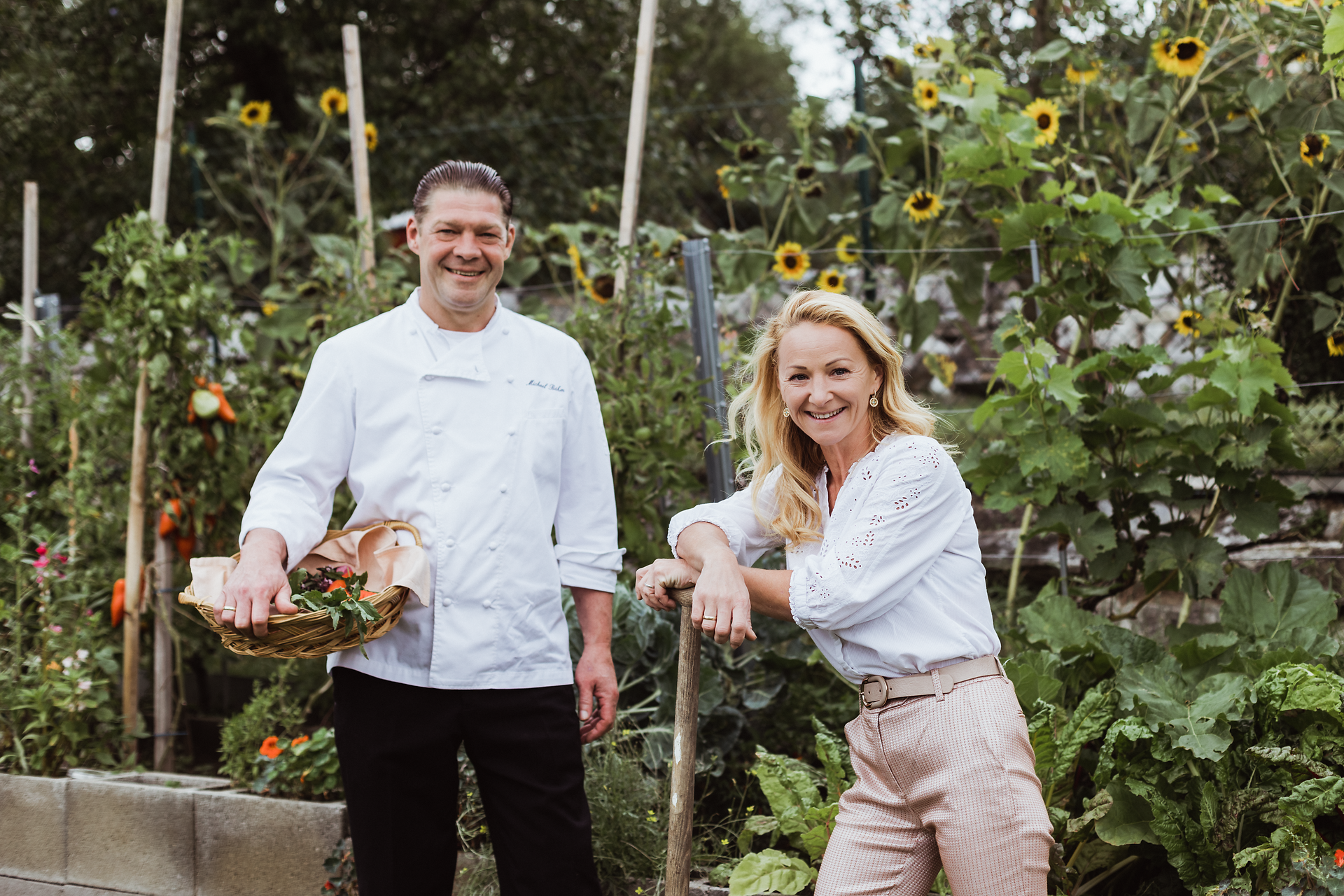 Inmitten eines blühenden Gartens, umgeben von frischen Kräutern und bunten Blumen, strahlt das Landgasthaus eine einladende Atmosphäre aus. Die Gastgeber, Michael und Maria Böhm, laden dazu ein, die Köstlichkeiten der Region zu genießen und die Schönheit der Natur zu erleben.