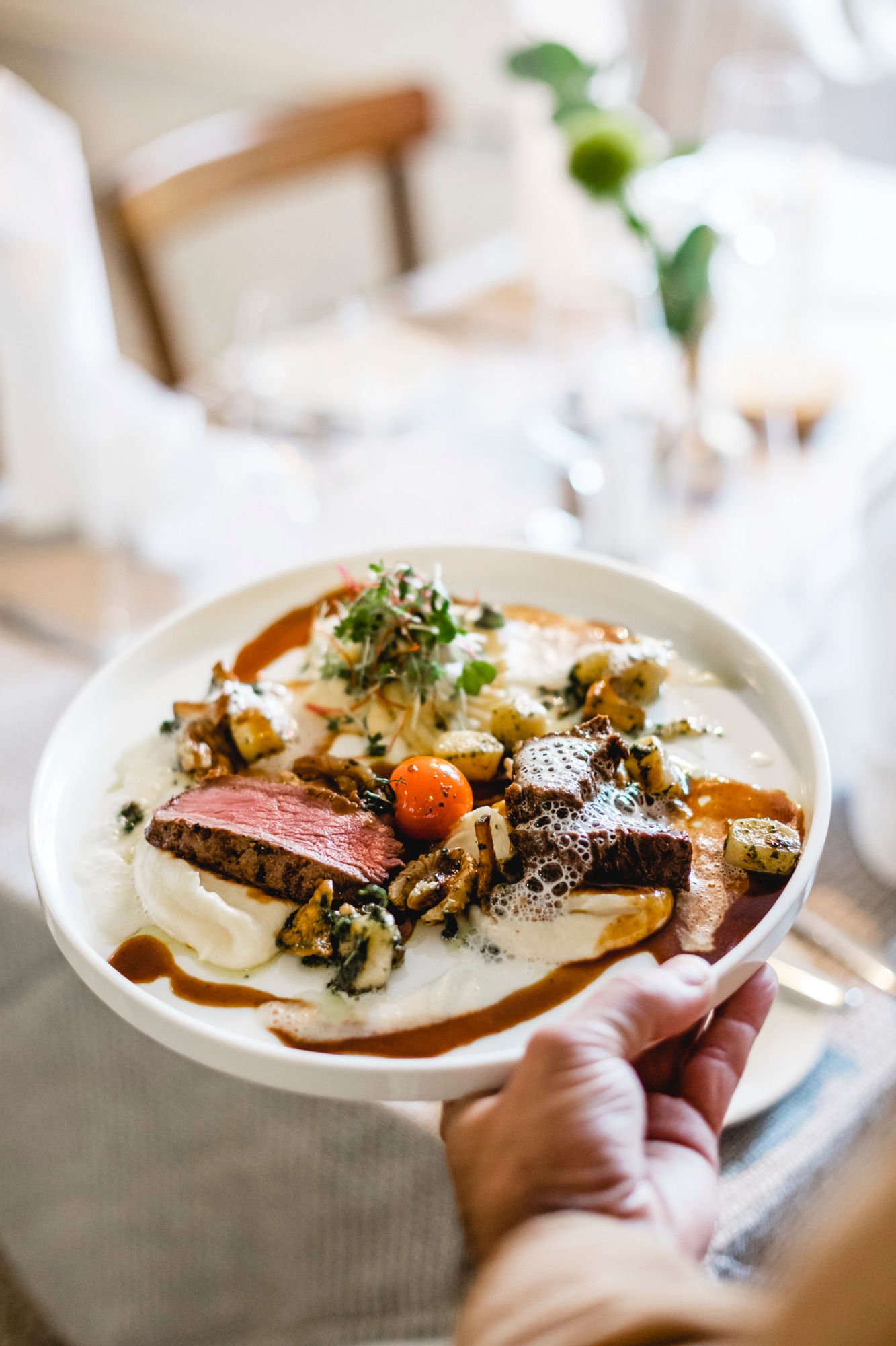Ein Teller mit Hirschfleisch, Karfiolcreme und Walnuss-Gnocchi.