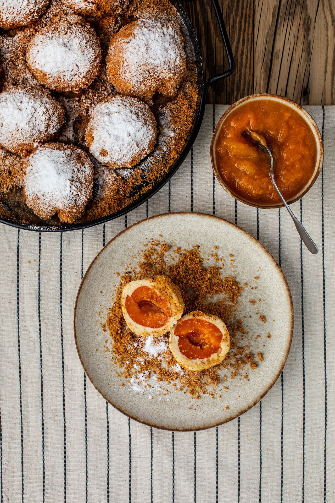 Traditionelle Marillenknödel, kunstvoll angerichtet im Restaurant „Zur Traube“