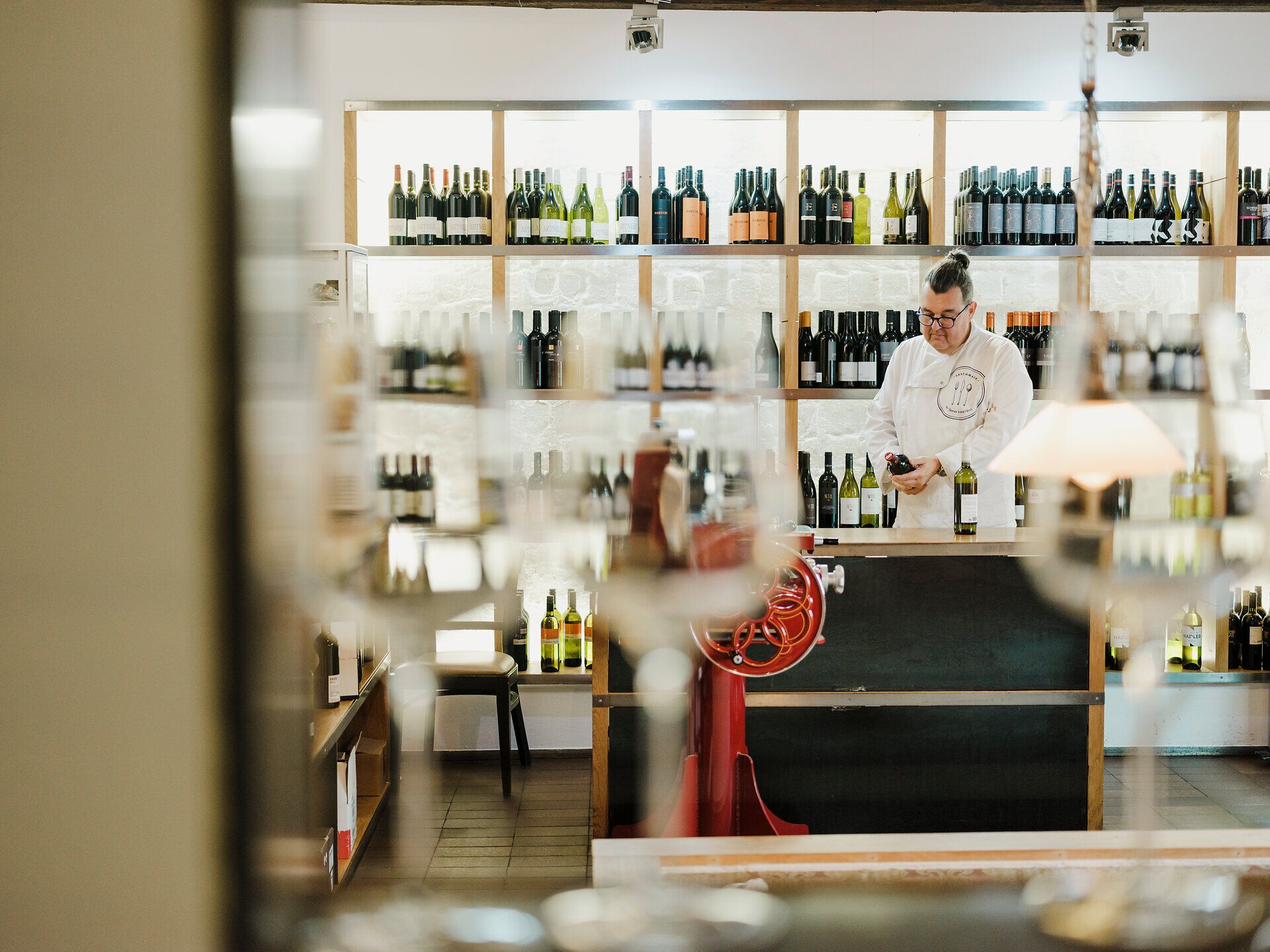 In einem einladenden Wirtshaus, umgeben von edlen Weinen, herrscht eine gemütliche Atmosphäre. Der Duft von frisch zubereiteten Speisen mischt sich mit dem Klang von fröhlichem Gelächter, während Gäste die regionale Gastfreundschaft genießen. Hier wird Tradition gelebt und die Liebe zur Natur spürbar.