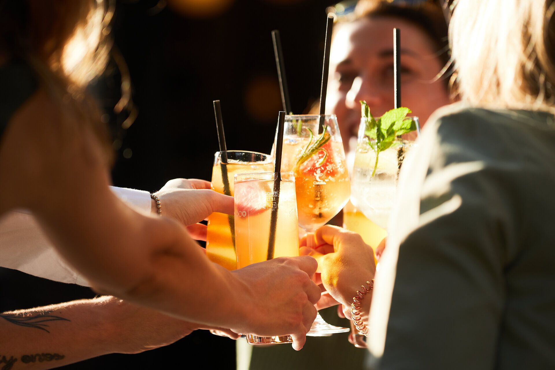 Eine fröhliche Gruppe junger Leute genießt den Sommer mit erfrischenden Getränken in der Hand. Lachen und gute Laune verbreiten sich, während sie auf eine unvergessliche Zeit anstoßen. Die warmen Sonnenstrahlen schaffen eine einladende Atmosphäre für Freundschaften und gemeinsame Erlebnisse.