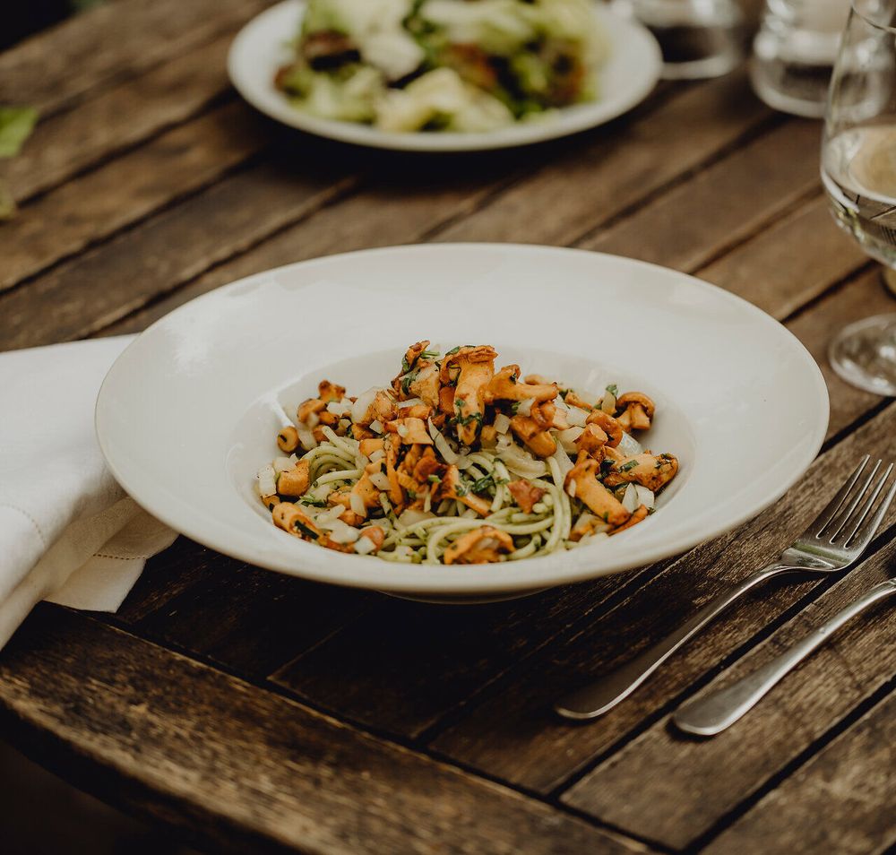 Genießen Sie die köstlichen Eierschwammerl Pesto Nudeln inmitten der idyllischen Atmosphäre des Waldviertels. Umgeben von der Schönheit der Natur, lädt der Landgasthof Mann dazu ein, die regionale Küche in vollen Zügen zu erleben.