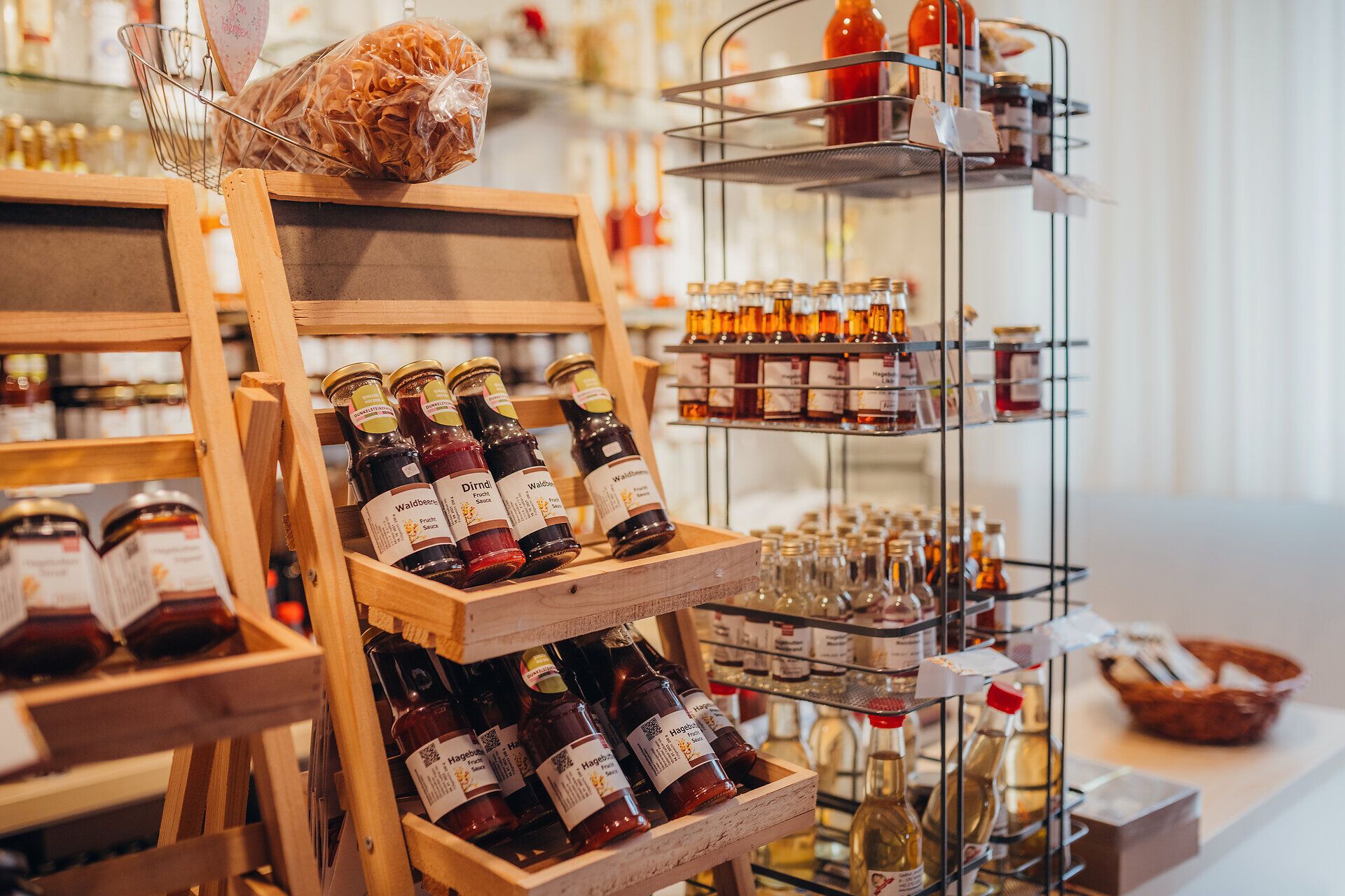 In einem einladenden Hagebutten-Shop entfaltet sich die Vielfalt regionaler Köstlichkeiten. Die liebevoll arrangierten Gläser und Flaschen versprechen Genuss und laden dazu ein, die Aromen des Mostviertels zu entdecken.