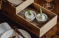 Ein rustikales Wirtshaus lädt mit frisch gebackenem Brot und köstlichen Aufstrichen zum Verweilen ein. Der feine Weißwein ergänzt das kulinarische Erlebnis und verspricht genussvolle Stunden in geselliger Runde. Hier im Mostviertel wird die Tradition der Wirtshauskultur lebendig.