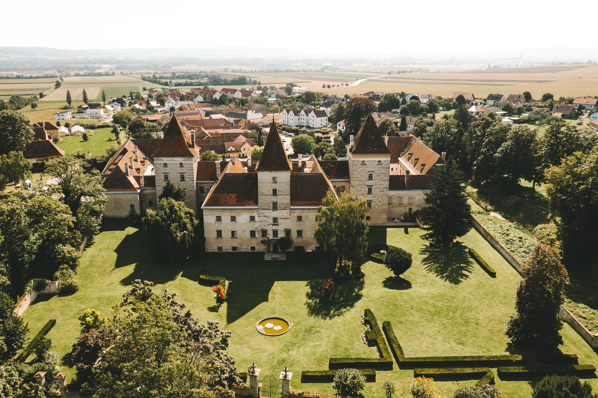 Umgeben von üppigen Gärten und majestätischen Bäumen, strahlt die Schlossküche Walpersdorf eine einladende Atmosphäre aus. Die harmonische Verbindung von historischer Architektur und der malerischen Landschaft lädt dazu ein, die kulinarischen Köstlichkeiten der Region zu genießen.