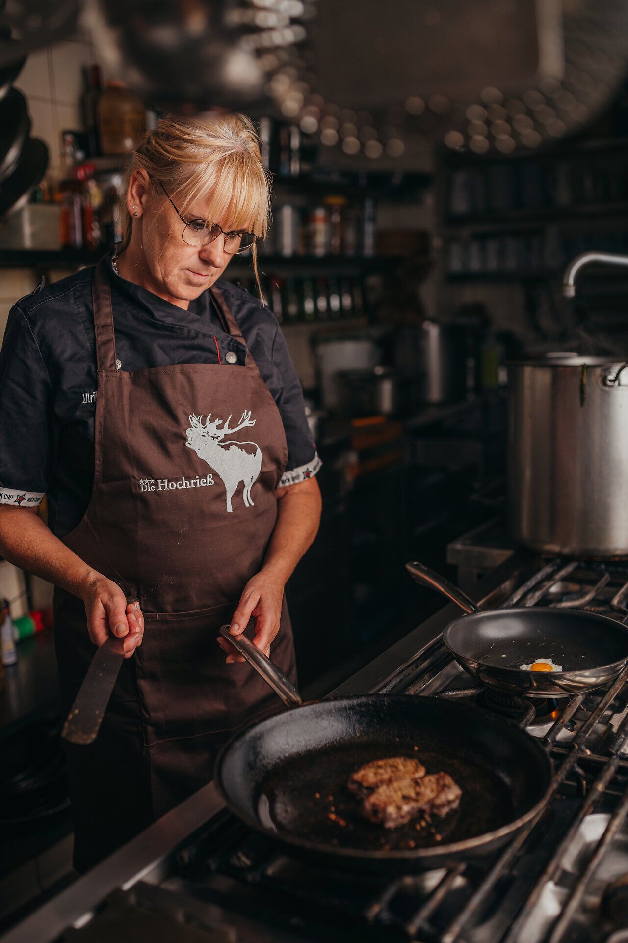 In der gemütlichen Atmosphäre des Wirtshauses wird mit Leidenschaft ein köstliches Gericht zubereitet. Die Köchin, umgeben von frischen Zutaten, bringt die Aromen der Region auf den Teller und lädt ein, die kulinarischen Schätze des Mostviertels zu entdecken.