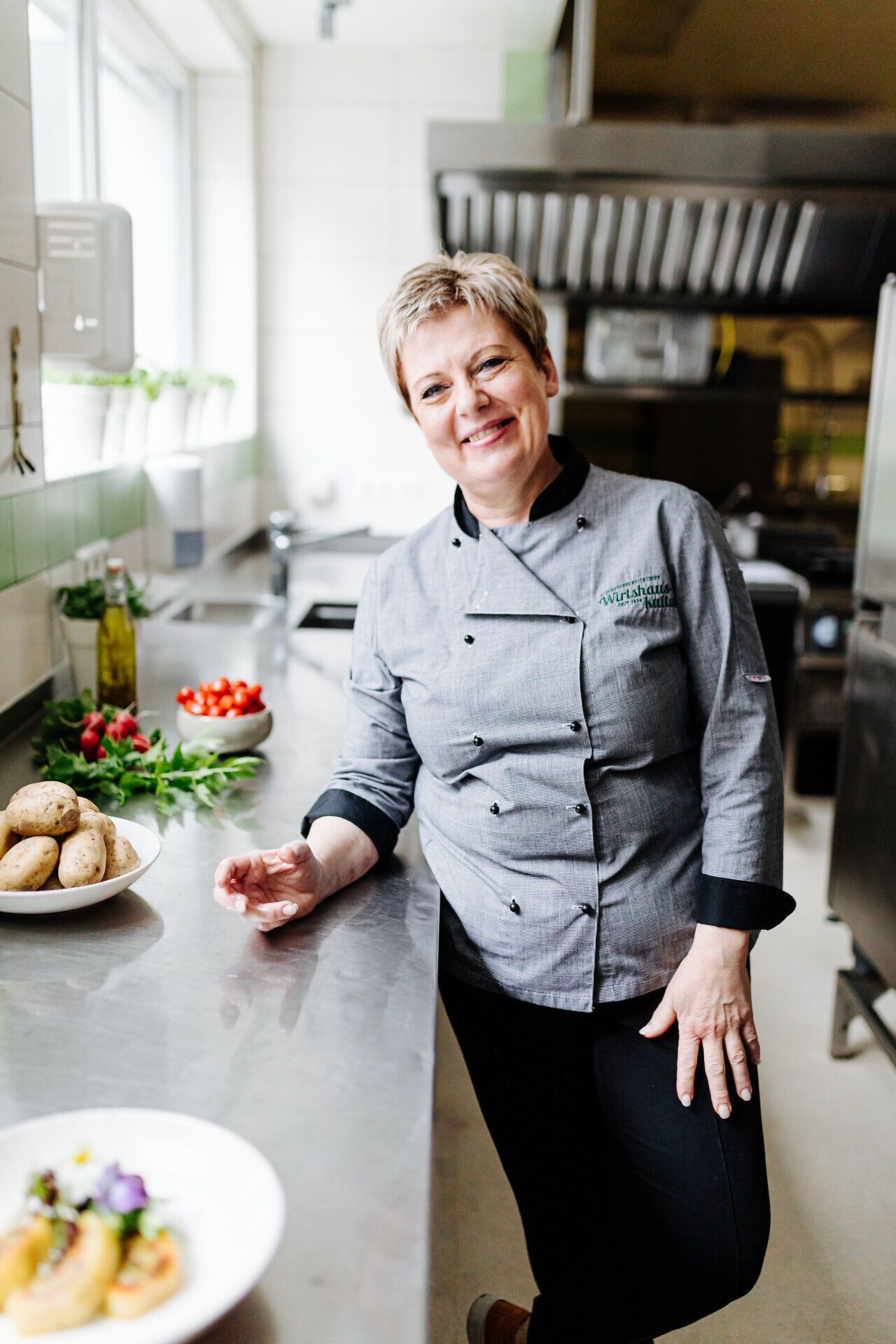 In der einladenden Atmosphäre des StadtWirtshaus Hopferl strahlt die Wirtin Monika Hag Freude und Gastfreundschaft aus. Frische Zutaten aus der Region und eine liebevolle Zubereitung versprechen ein unvergessliches kulinarisches Erlebnis im malerischen Waldviertel.