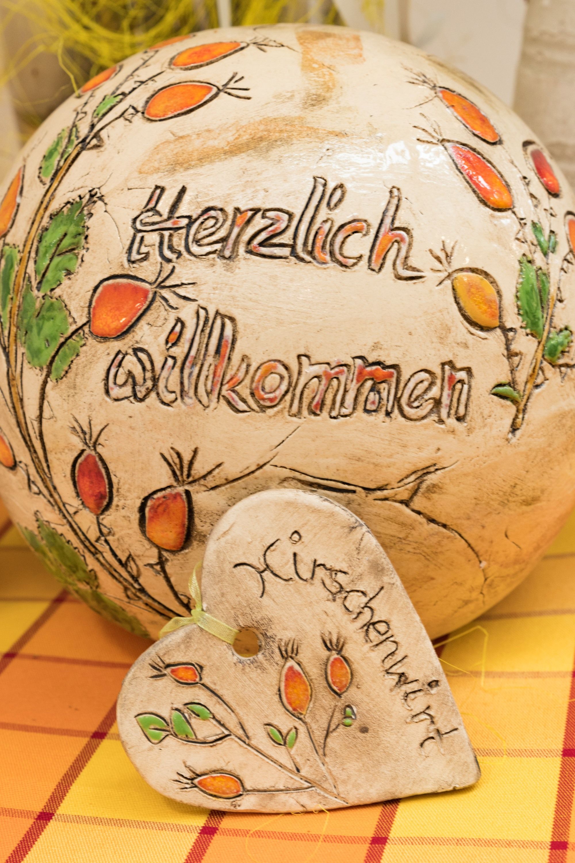 Dekorationsartikel im Hagebuttendesign