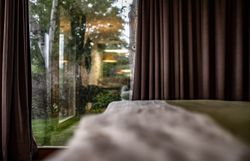 Die sanften Hügel und das üppige Grün der Umgebung laden zu einem entspannten Aufenthalt ein. Durch die großen Fenster strömt das Licht herein und schafft eine harmonische Verbindung zwischen Innen- und Außenbereich. Hier kann man die Ruhe der Natur genießen und den Alltag hinter sich lassen.