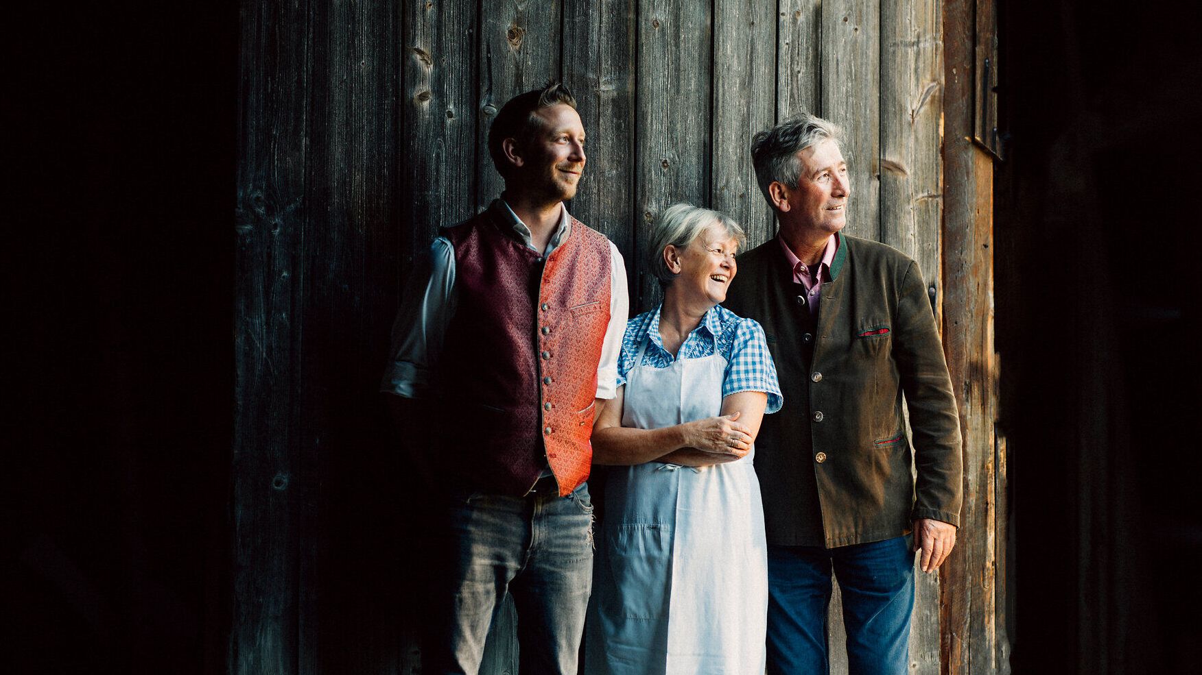 In der warmen Abendsonne stehen die Wirtsleute mit einem Lächeln, umgeben von der rustikalen Atmosphäre des Gasthauses. Die herzliche Gastfreundschaft und die idyllische Kulisse der Wiener Alpen laden dazu ein, die köstlichen regionalen Spezialitäten zu genießen und die Seele baumeln zu lassen.