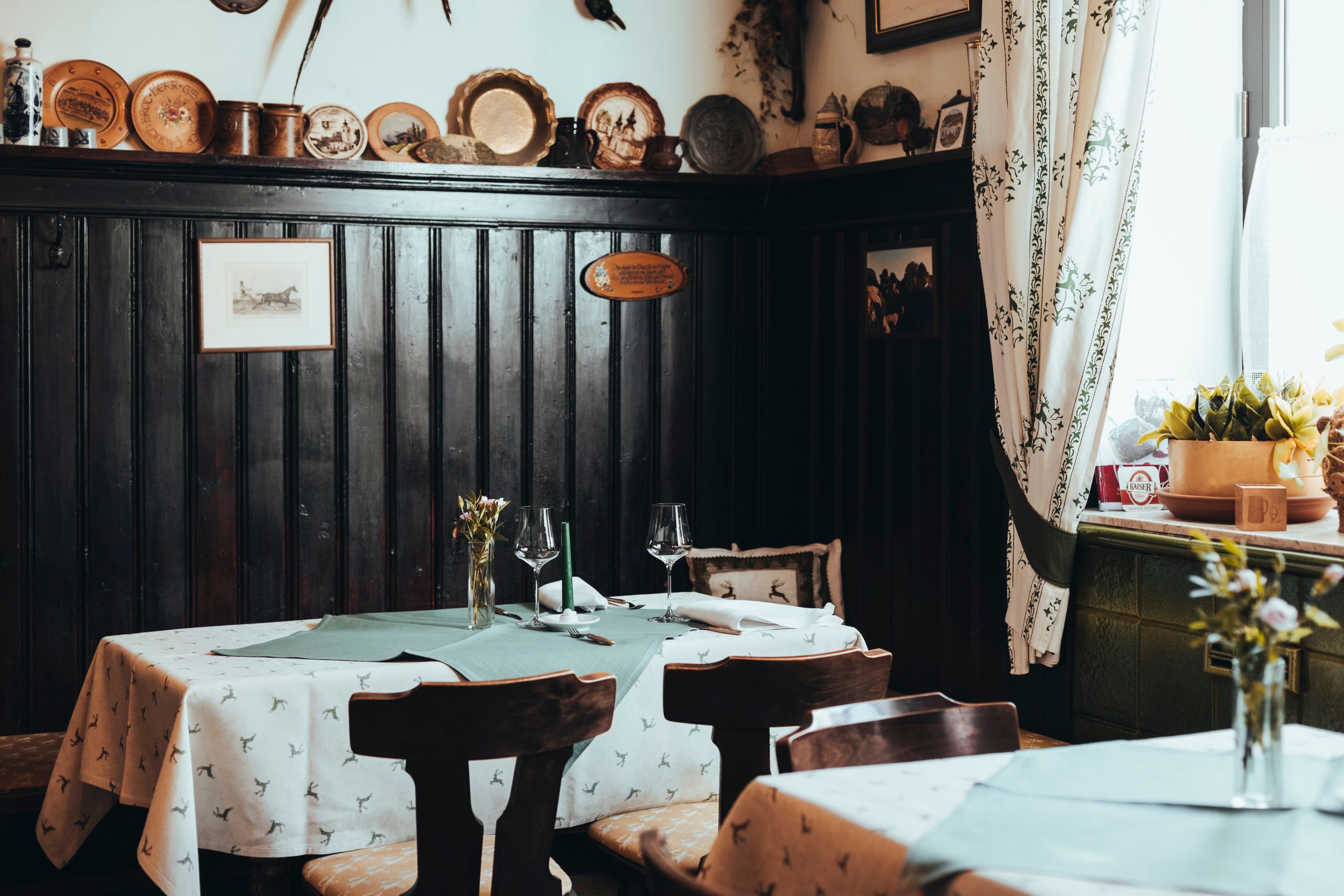 Gemütliches Restaurant mit Holzwänden und dekorierten Tischen.