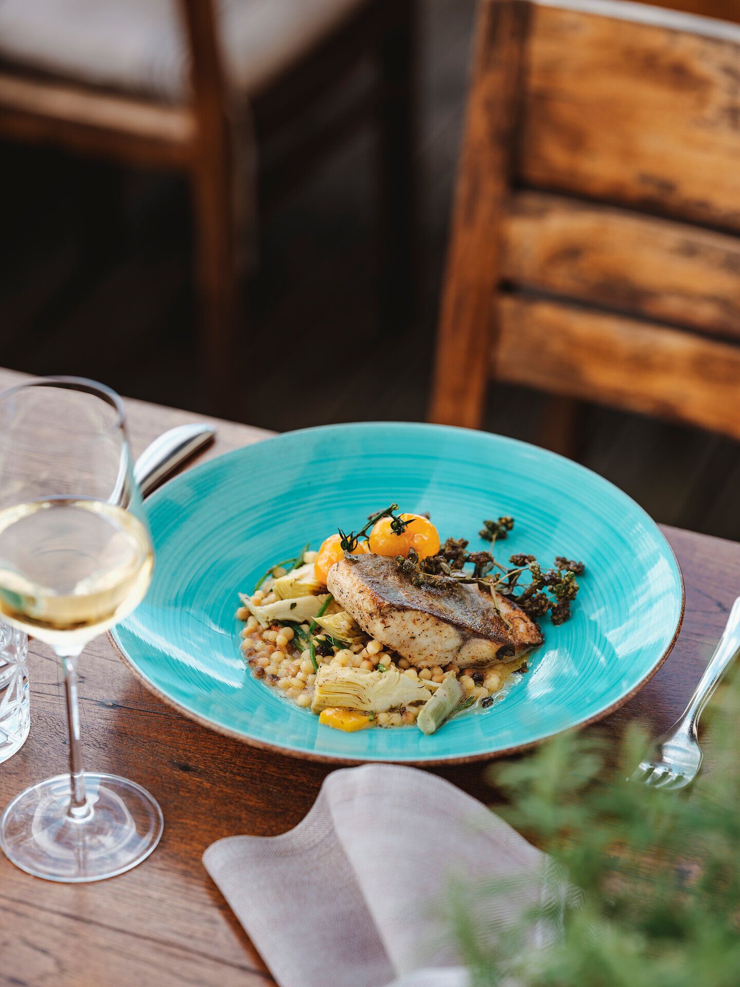 Ein köstlicher gebratener Seesaibling, perfekt angerichtet mit frischem Marchfeld Spargel, lädt zu einem genussvollen Erlebnis ein. Die harmonische Kombination aus regionalen Zutaten und der einladenden Atmosphäre des Landgasthofs verspricht unvergessliche Momente am Ufer der Donau.