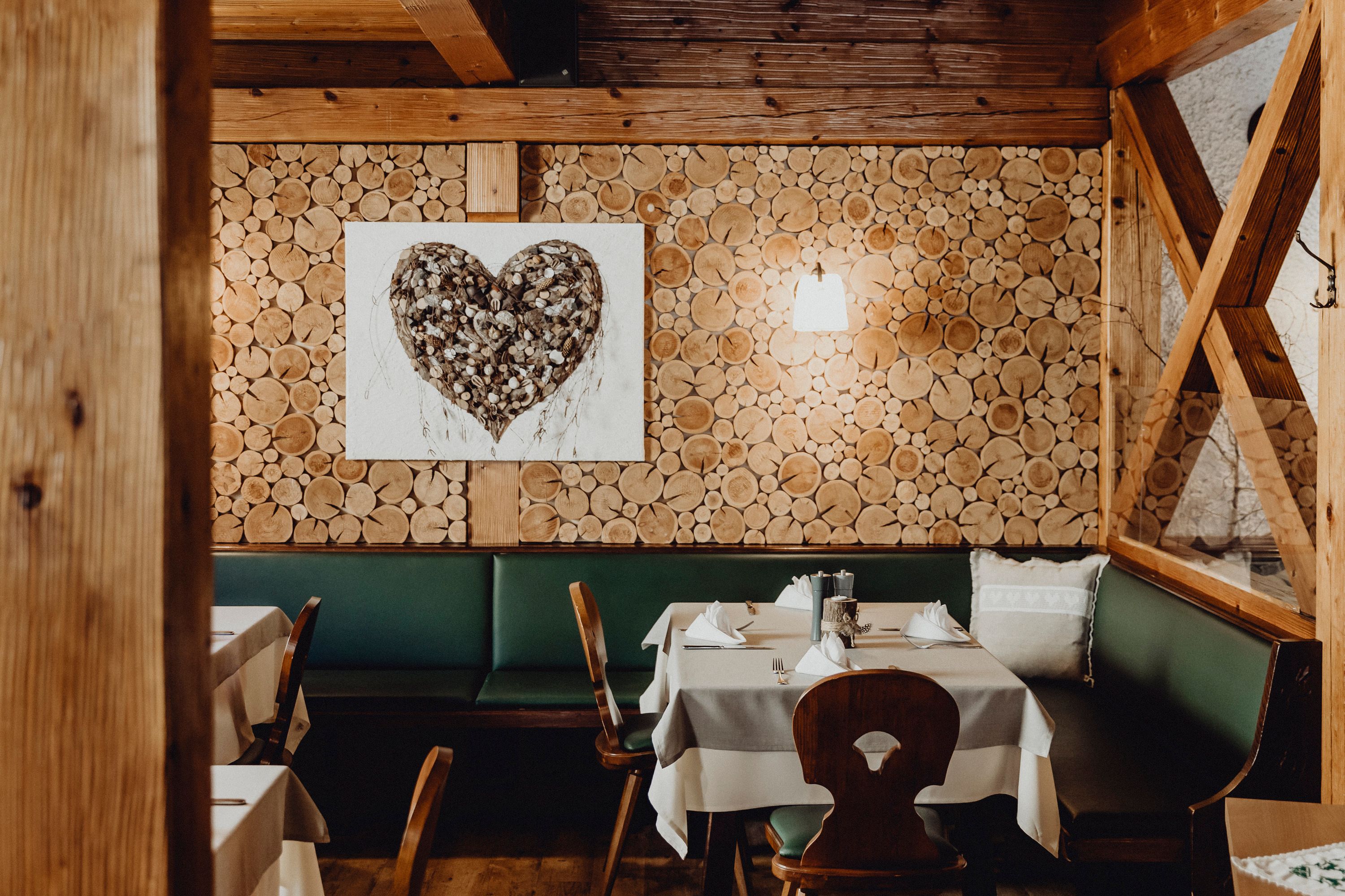 Gemütliches Wirtshaus mit Holzwand und Herzbild.