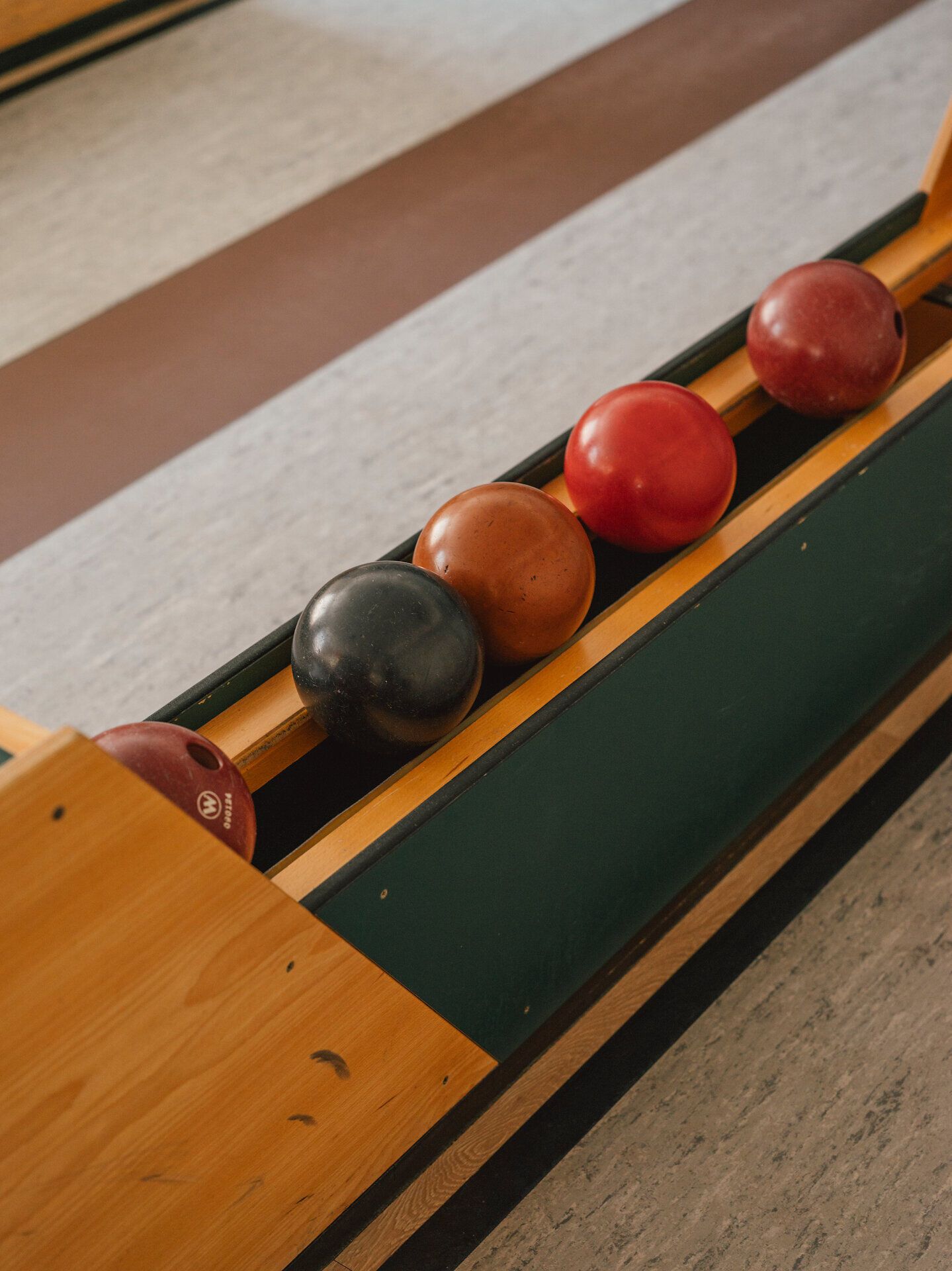 In der gemütlichen Atmosphäre des Gasthofes Haag können Besucher eine entspannte Zeit beim Kegeln verbringen. Die bunten Bowlingkugeln warten darauf, ins Rollen gebracht zu werden, während der Duft von regionalen Köstlichkeiten die Luft erfüllt. Ein perfekter Ort, um mit Freunden unvergessliche Momente zu erleben.