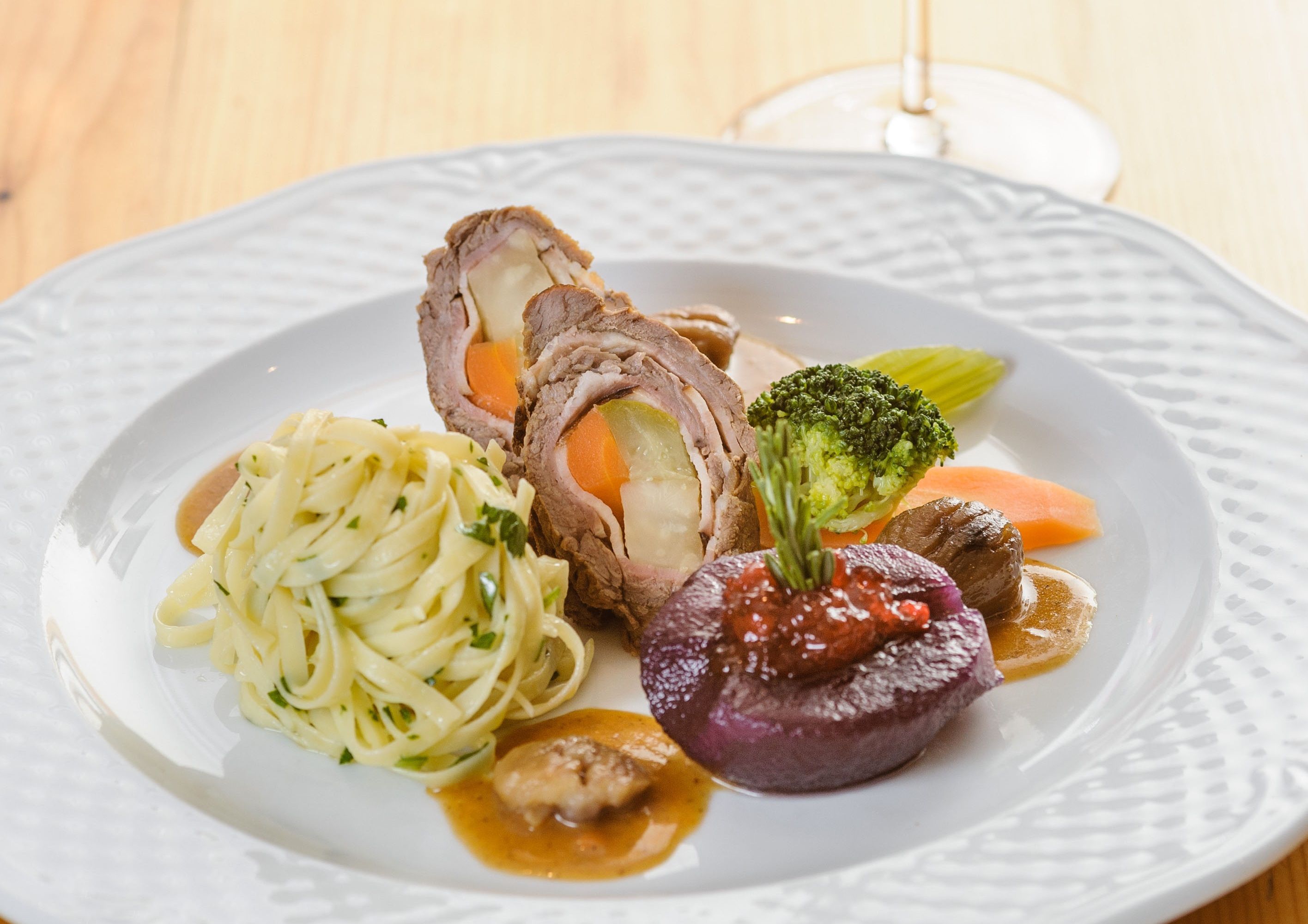 Geschmorte Rinderroulade mit Kräuterbandnudeln