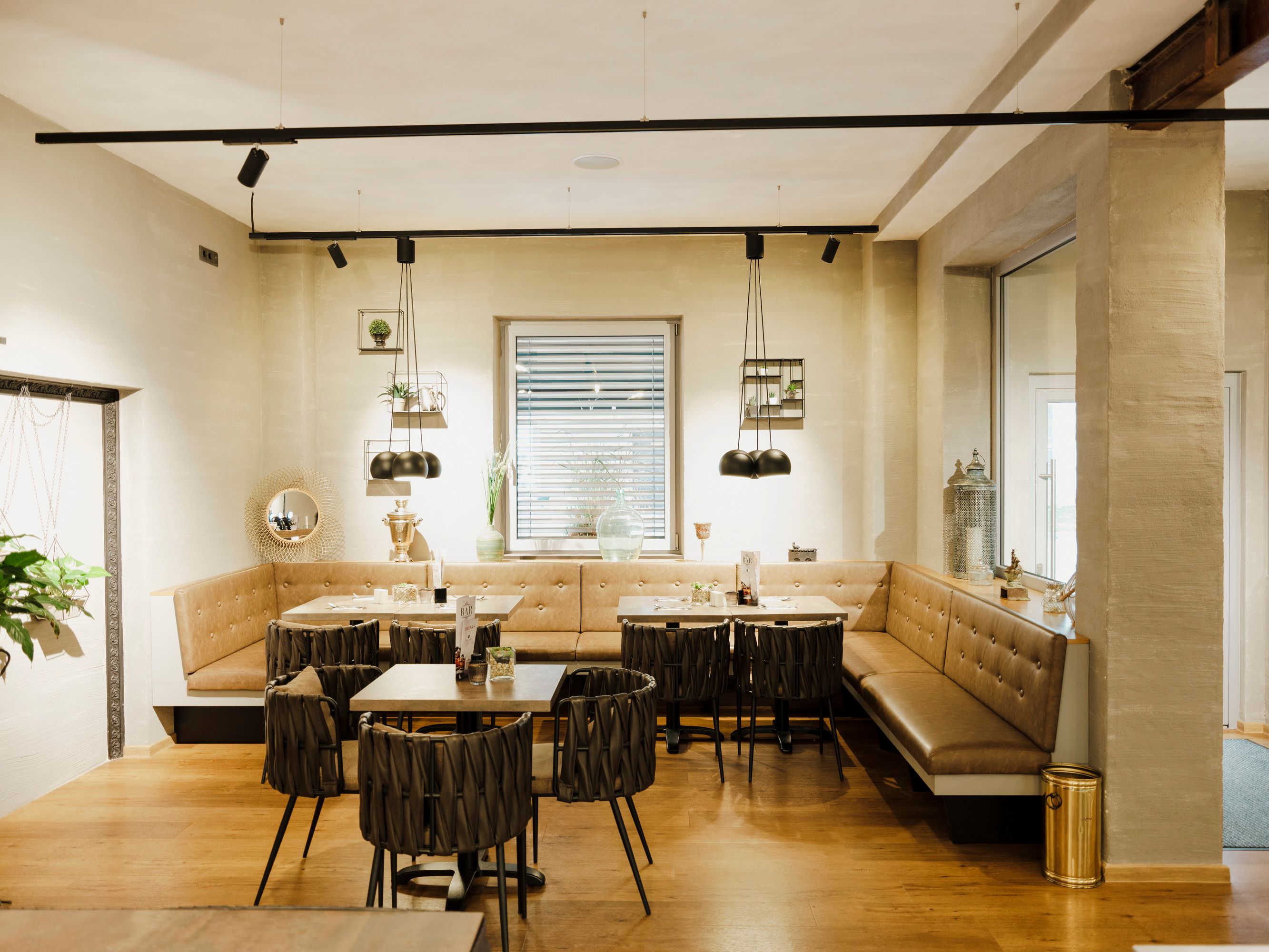 Modernes Café mit stilvoller Einrichtung und gemütlicher Sitzecke.