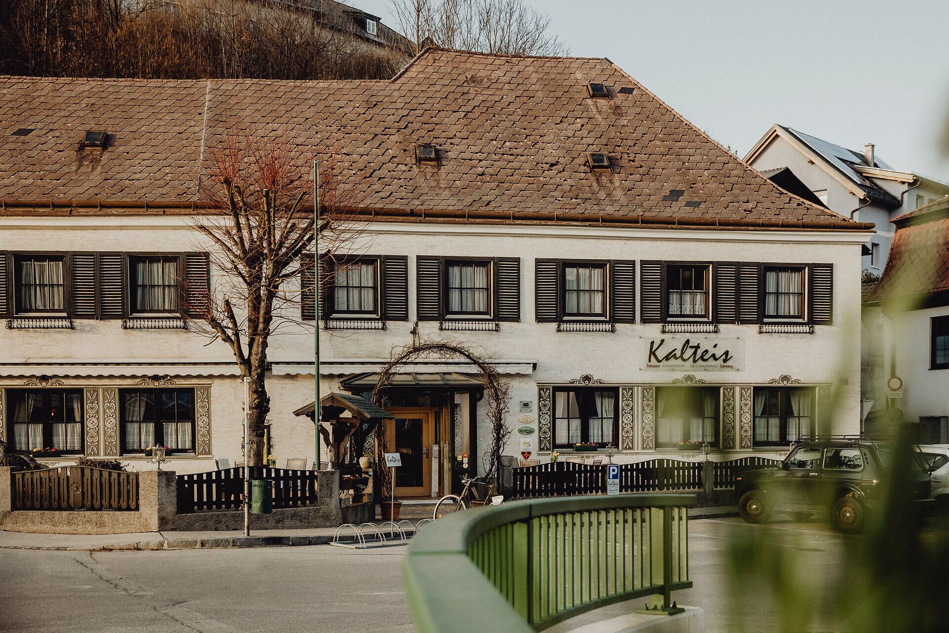 Inmitten der malerischen Landschaft des Mostviertels lädt der Gasthof Kalteis mit seiner charmanten Fassade und den einladenden Terrassen zum Verweilen ein. Hier können Besucher die herzliche Wirtshauskultur genießen und sich von regionalen Köstlichkeiten verwöhnen lassen, während die sanften Hügel der Umgebung eine friedliche Kulisse bieten.