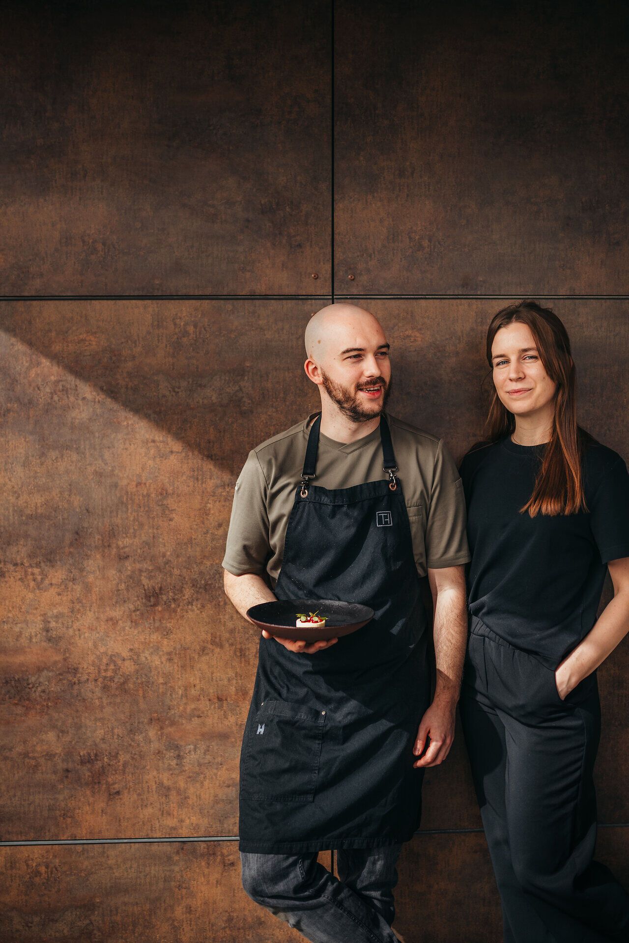 In der warmen Atmosphäre des Gasthauses Thaler genießen die Gäste kreative Köstlichkeiten, die mit frischen Zutaten wie Basilikum und Rhabarber zubereitet werden. Der verführerische Cheesecake rundet das kulinarische Erlebnis ab und lädt zum Verweilen ein. Hier trifft traditionelle Wirtshauskultur auf moderne Genüsse, perfekt für einen unvergesslichen Aufenthalt.