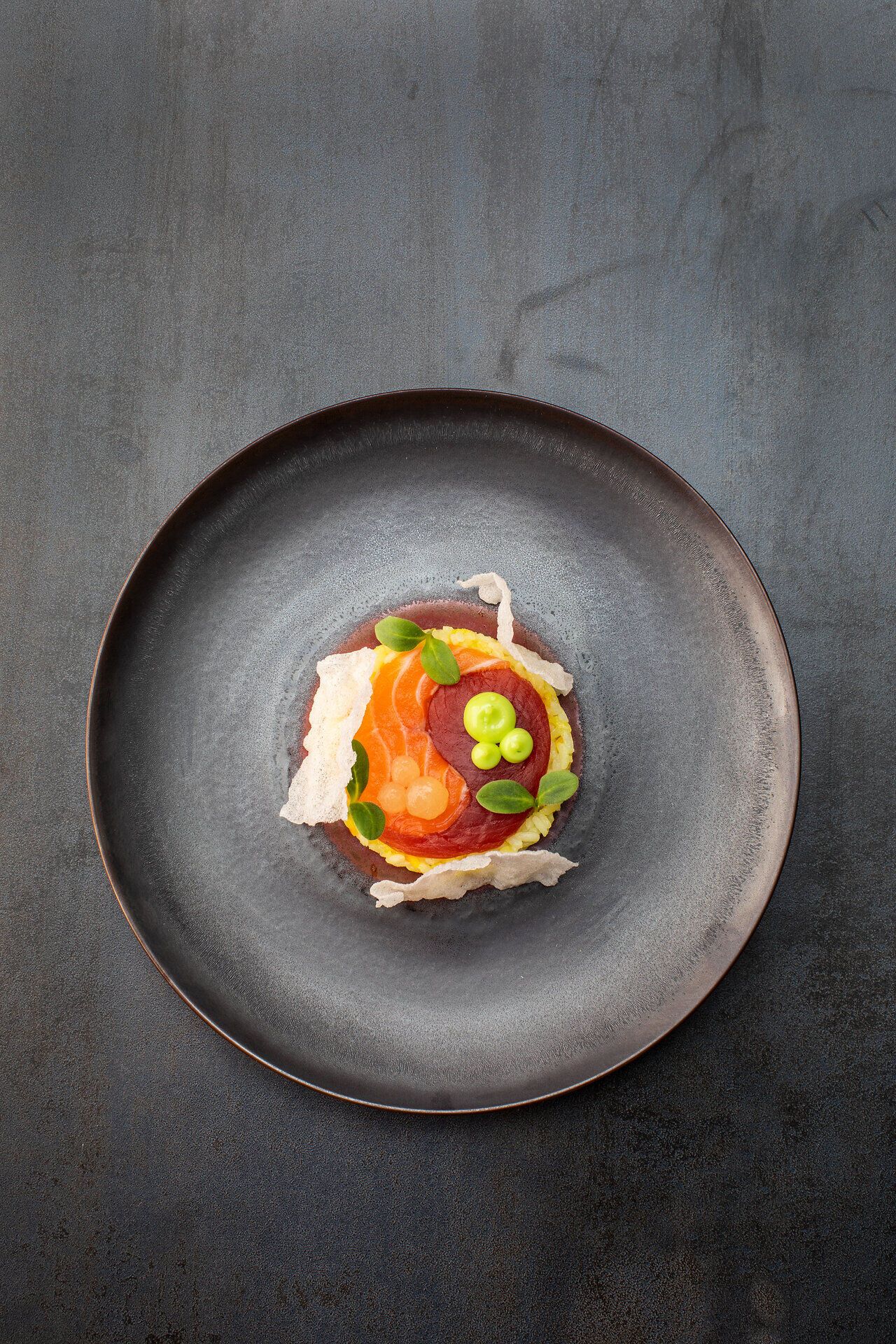 Fein angerichtetes Gourmetgericht im Mörwald Relais & Châteaux Restaurant „Zur Traube“