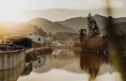 Die sanften Hügel spiegeln sich im ruhigen Wasser des Flusses, während die warmen Sonnenstrahlen die Landschaft in goldenes Licht tauchen. Ein Ort der Ruhe und Besinnung, ideal für Naturliebhaber und Erholungssuchende, die die Schönheit des Mostviertels erleben möchten.