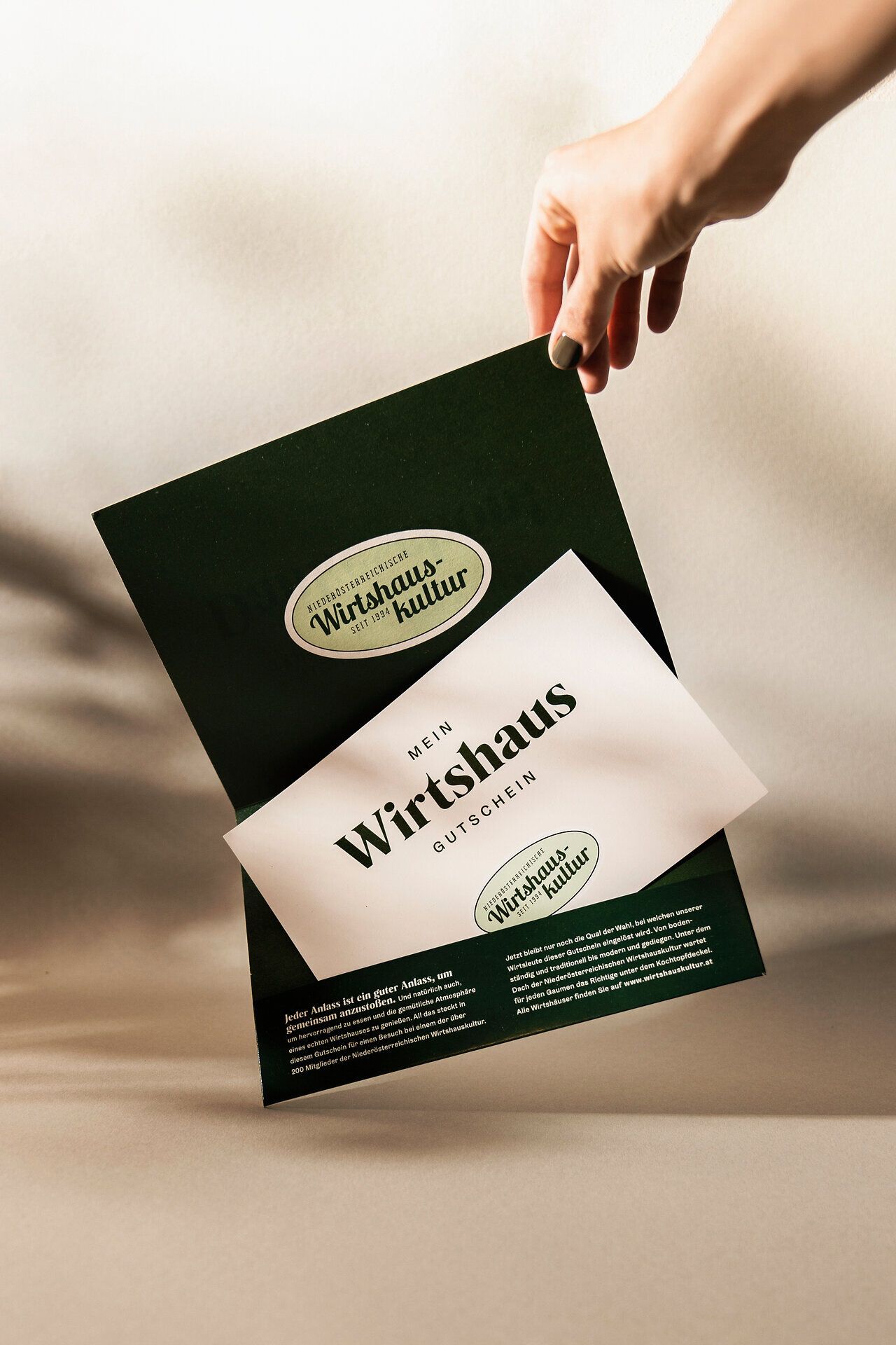 Ein stilvoll gestalteter Gutschein für ein Wirtshaus lädt dazu ein, die kulinarischen Köstlichkeiten der Region zu entdecken. Die harmonische Farbgebung und das ansprechende Design versprechen ein unvergessliches Erlebnis in geselliger Runde. Genießen Sie die Gastfreundschaft und die regionalen Spezialitäten in einem einladenden Ambiente.