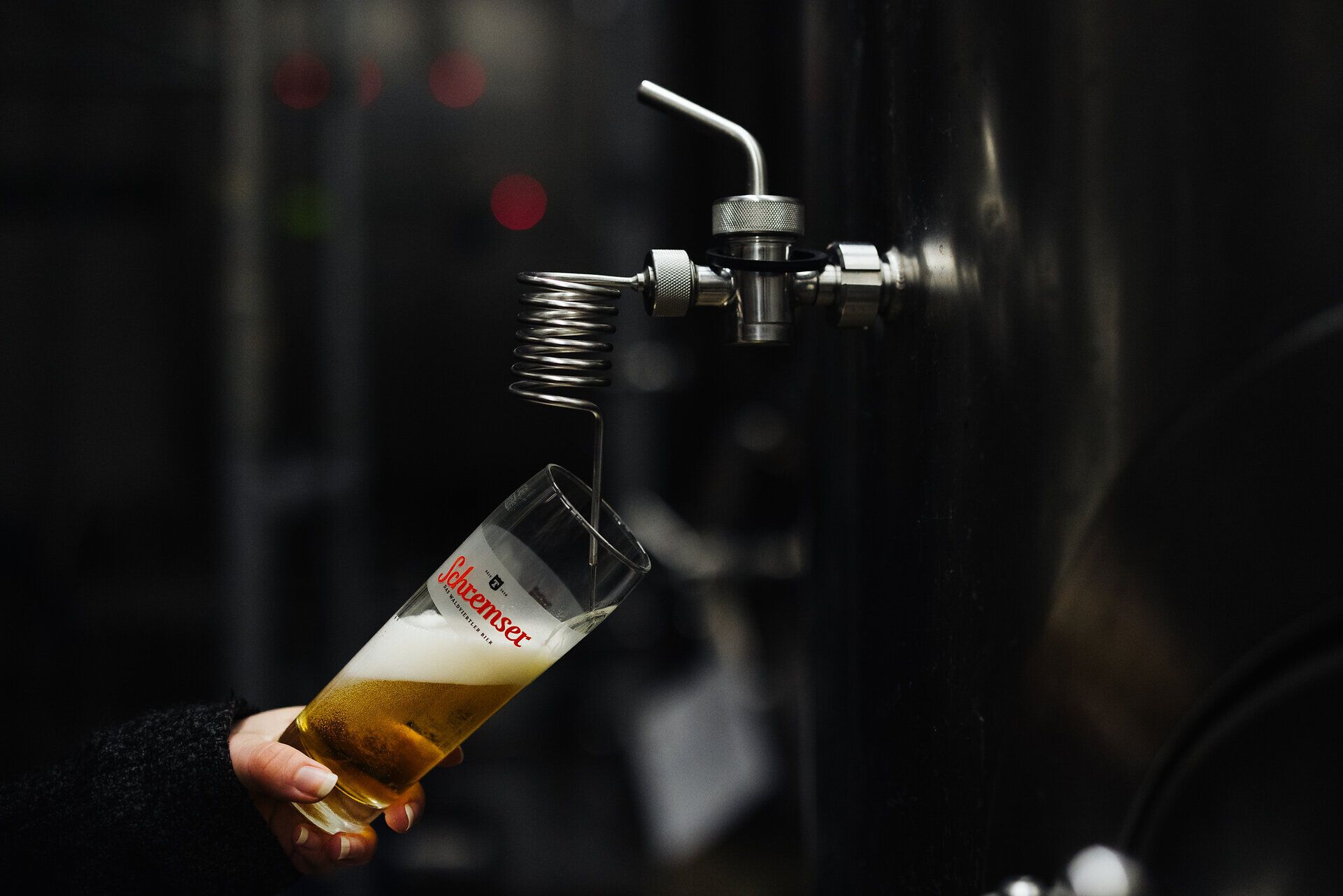 In der Bierbrauerei Schrems wird mit Leidenschaft und handwerklichem Können ein erfrischendes Bier gebraut. Der goldene Gerstensaft fließt in ein Glas, während die Aromen der Natur und der Tradition in der Luft liegen. Ein Besuch hier verspricht nicht nur Genuss, sondern auch Einblicke in die Kunst des Bierbrauens.