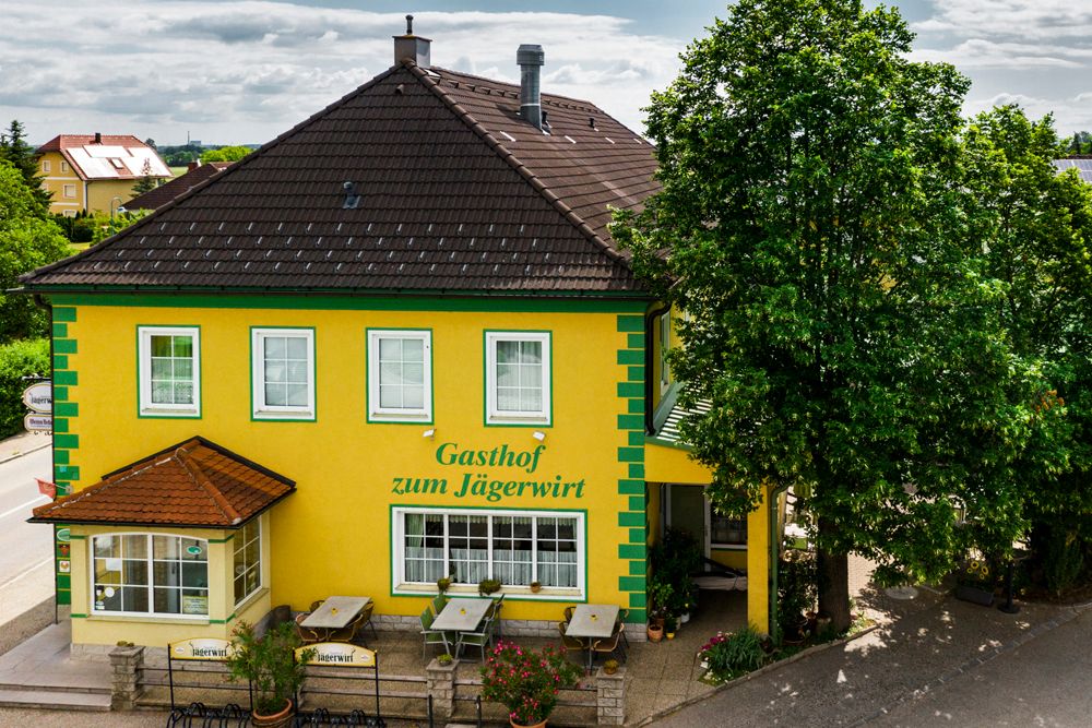 Gelber Gasthof mit grünen Akzenten, "Gasthof zum Jägerwirt".
