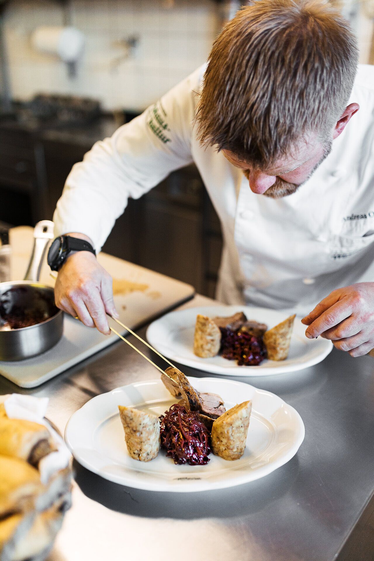 In der gemütlichen Atmosphäre des Krumbacherhofs wird ein köstlicher geschmorter Lammschlögel serviert, begleitet von herzhaftem Rotkraut und fluffigen Serviettenknödeln. Die liebevolle Zubereitung und die regionalen Zutaten laden dazu ein, die kulinarischen Schätze der Wiener Alpen zu entdecken.