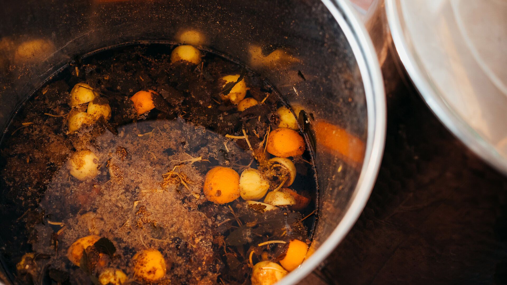 In der Wirtshausbrennerei Krenn entfaltet sich ein verführerischer Duft von frischen Früchten und Kräutern, während die goldene Flüssigkeit sanft im Topf köchelt. Hier, im Herzen des Waldviertels, vereinen sich Tradition und Genuss zu einem unvergesslichen Erlebnis.