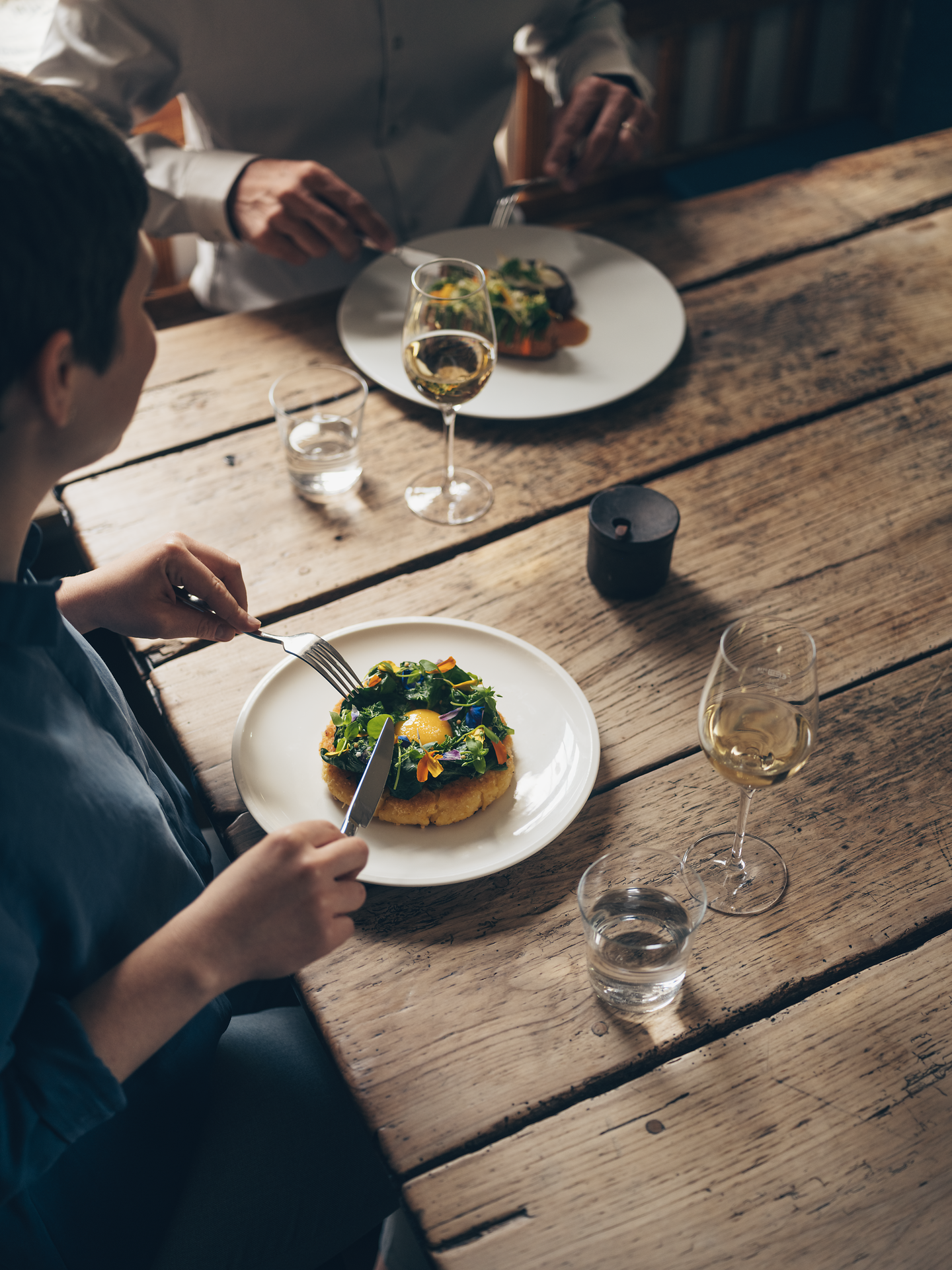 Genießen Sie ein köstliches Gericht, das die Aromen der Region vereint. Zartes Bio-Rindfleisch, begleitet von frischen Wildkräutern und knusprigen Erdäpfelrösti, lädt zu einem unvergesslichen kulinarischen Erlebnis ein. Lassen Sie sich von der herzlichen Wirtshauskultur verzaubern und entdecken Sie die Vielfalt der niederösterreichischen Küche.