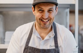 Portrait Wirt Stefan Bachler beim Zubereiten der Gansl-Knödel