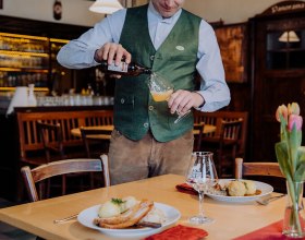 köstliches Bratl mit Knödeln und Kraut, © Niederösterreich Werbung/thecreatingclick.com 