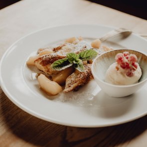 Karamellisierter Apfelschmarren mit Topfen-Rum-Eis