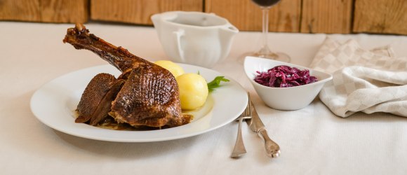 Gansl mit Erdäpfelknödel und Rotkraut, © Niederösterreich-Werbung/Rita Newman